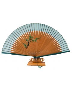 Handfächer aus braunem Bambus mit türkisgrün glänzenden äußeren Spreiten, handgemalte Blumenzweige und himmelblauer Seidenstoff.