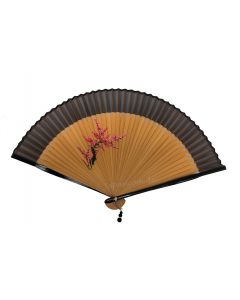 Handfächer aus braun geräuchertem Bambus mit hochglänzend schwarzen Spreiten und handbemalten roten Pflaumenblüten und braunen Zweigen.