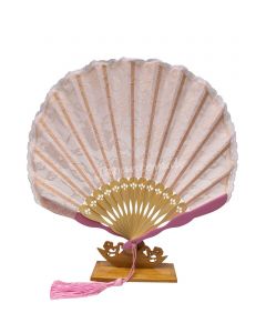 Handfächer in Muschelform mit hellem Bambus und pink glänzend lackierten äußeren Streben, umspannt von zarter hellrosa Spitze.