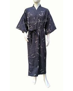 Herren-Yukata aus dunkelblauer Baumwolle, mit Bindegürtel gebunden und weißem Libellen- und Kanji-Schriftzeichen Brunnen Print.