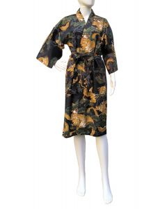 Knielanger schwarzer Baumwollkimono aus Japan mit ockerfarbenem Drachen- und Kiefernadeldruck