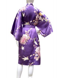 Knielanger Kimono-Bademantel aus glatter Maulbeerseide in Lavendel mit fliegenden Kranichen und Päonien - ein Hauch von Japan