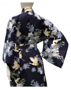 Dunkelblauer Baumwoll-Yukata Kimono mit goldenen Kranichen, Kirschblüten und Schmetterlingsärmeln.