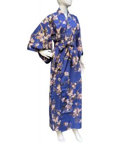 Hellblauer Baumwoll-Yukata aus Japan mit rosafarbenen Schmetterlingen und Kirschblütenzweigen, vorne gebunden mit Bindegürtel.