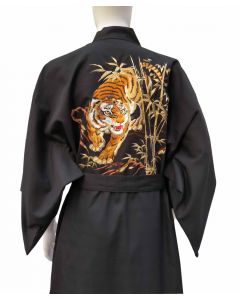 Kimono - Nahaufnahme der hochwertigen Seidenstickerei eines Tigers im Bambuswald auf dem Rücken des schwarzen Kimonos.