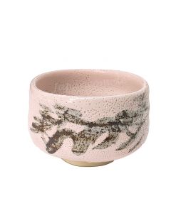 Weiß rosafarbene Matchaschale mit japanischer Landschaft und Steinlaternen
